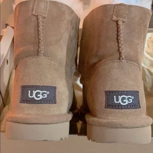 K Gita TreadLite by UGG Gently Used Little Girl 13
